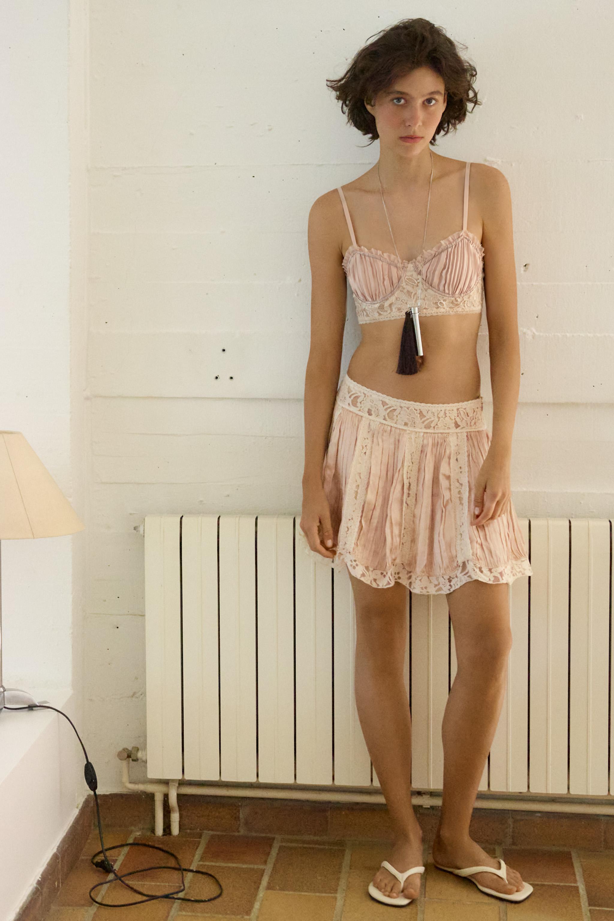 BEADED LACE PLEATED MINI SKIRT